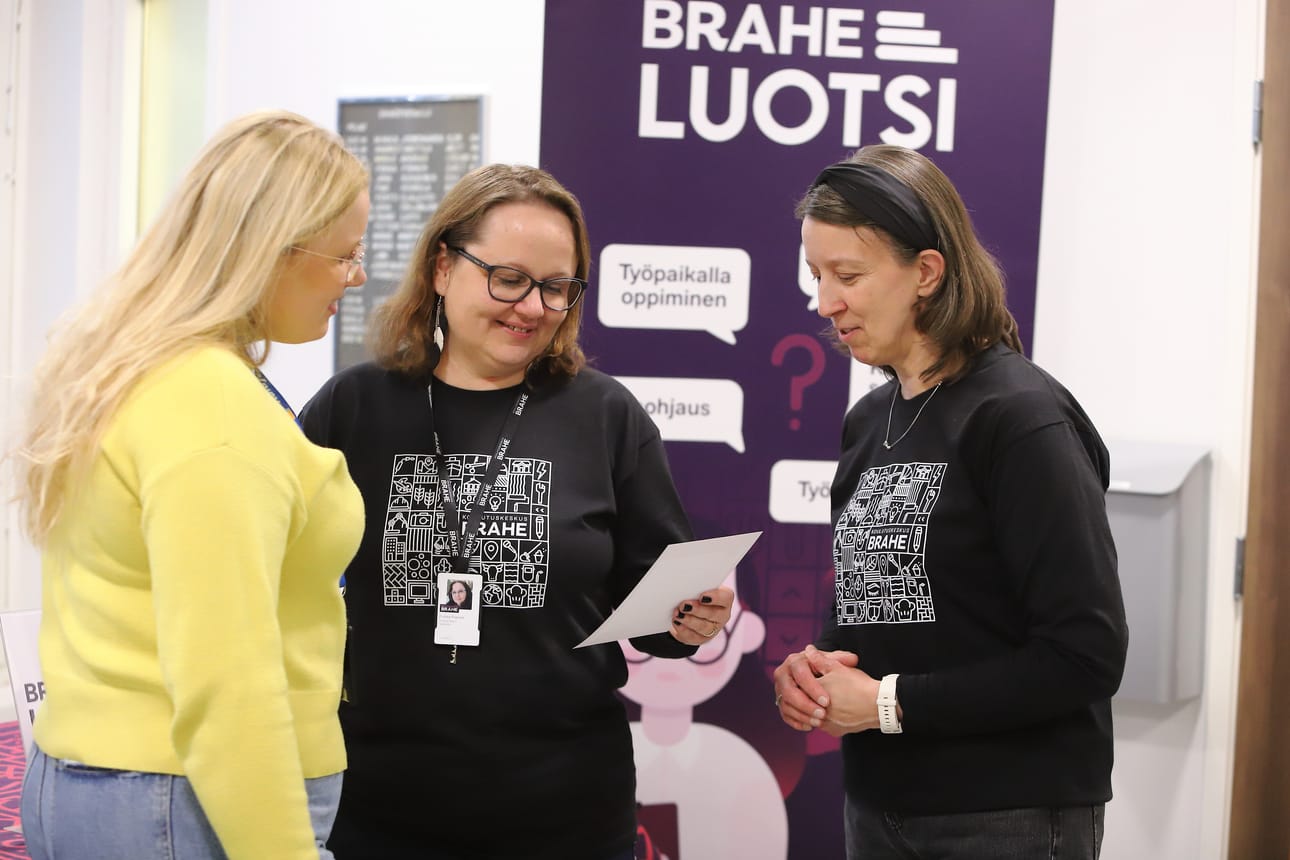 Eveliina Noponen (kesk.) ja Heli Leskelä (oik.) aloittivat keskiviikkona uraohjaamon vetäjinä. Tässä heidän kanssaan juttelee Kalajoen kaupungilla projektipäällikkönä työskentelevä Joseifiina Annanolli.