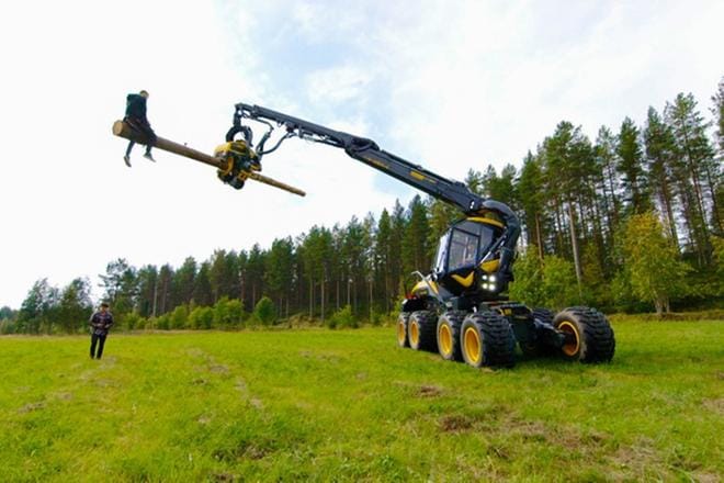 Ensimmäisellä Meanwhile in Finland -videolla Duudsonit testaavat Ponssen metsäkonetta rodeolaitteena.
