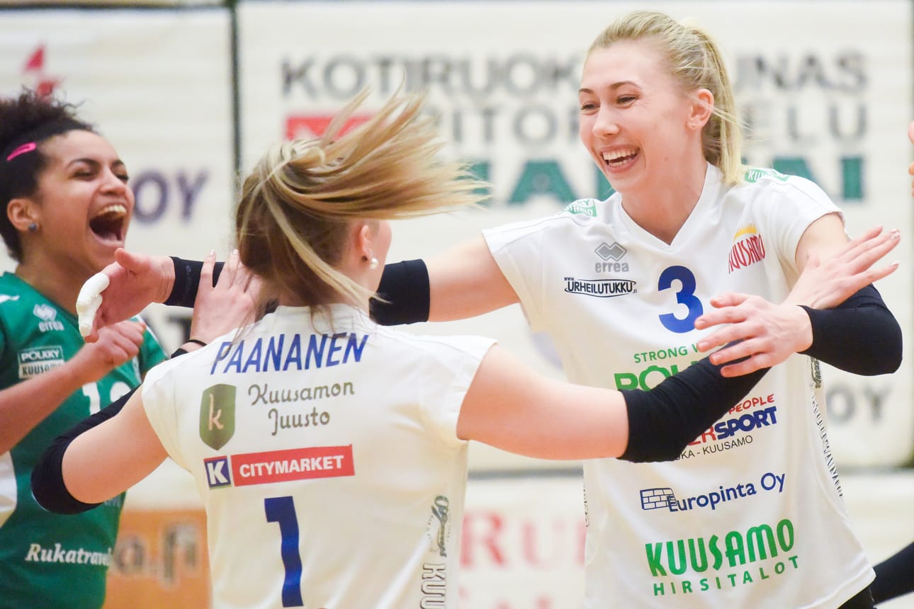 Olena Prokopenkolla, Iida Paanasella ja Amanda Lovella riitti ilon hetkiä torstai-illan ottelussa.