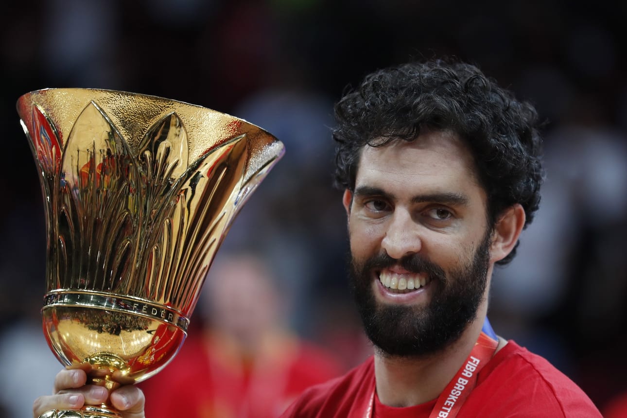 Espanjan Javier Beiran ja koripallon MM-kisojen kultainen pokaali sunnuntaina. Espanja voitti loppuottelussa Argentiinan.