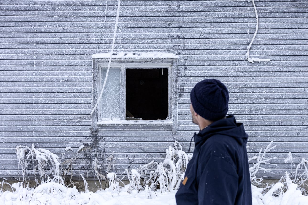 Näätä on jättänyt jälkensä autiotalon seinään Pudasjärven Asmuntissa. Pohjois-Suomessa on kosolti otsa hiessä rakennettuja tiloja, jotka eivät koskaan kukoistaneet.