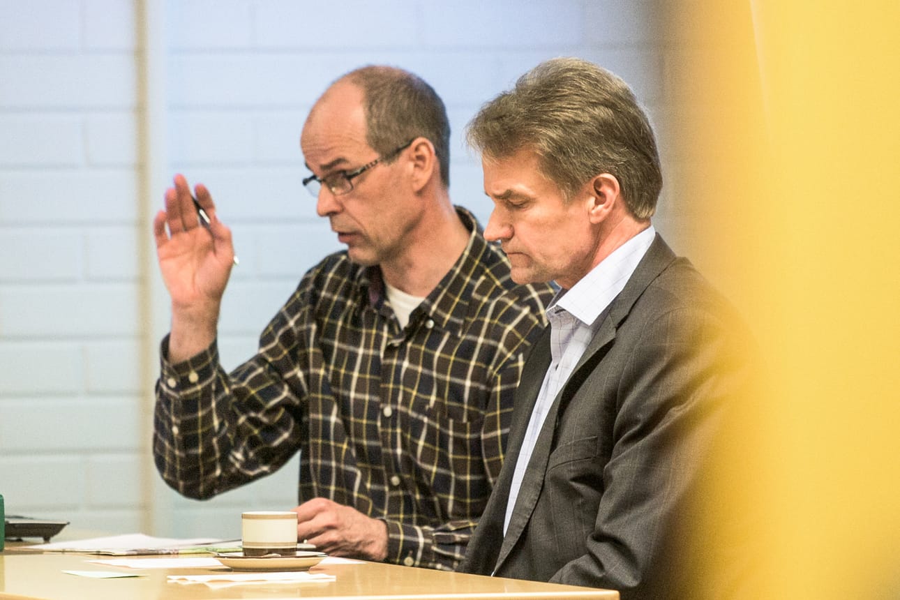 Jouni Määttä (vas.) luotsaa nyt Kuusamon Osuusmeijeriä. Vieressä hallituksen puheenjohtaja Esa Heikkilä.