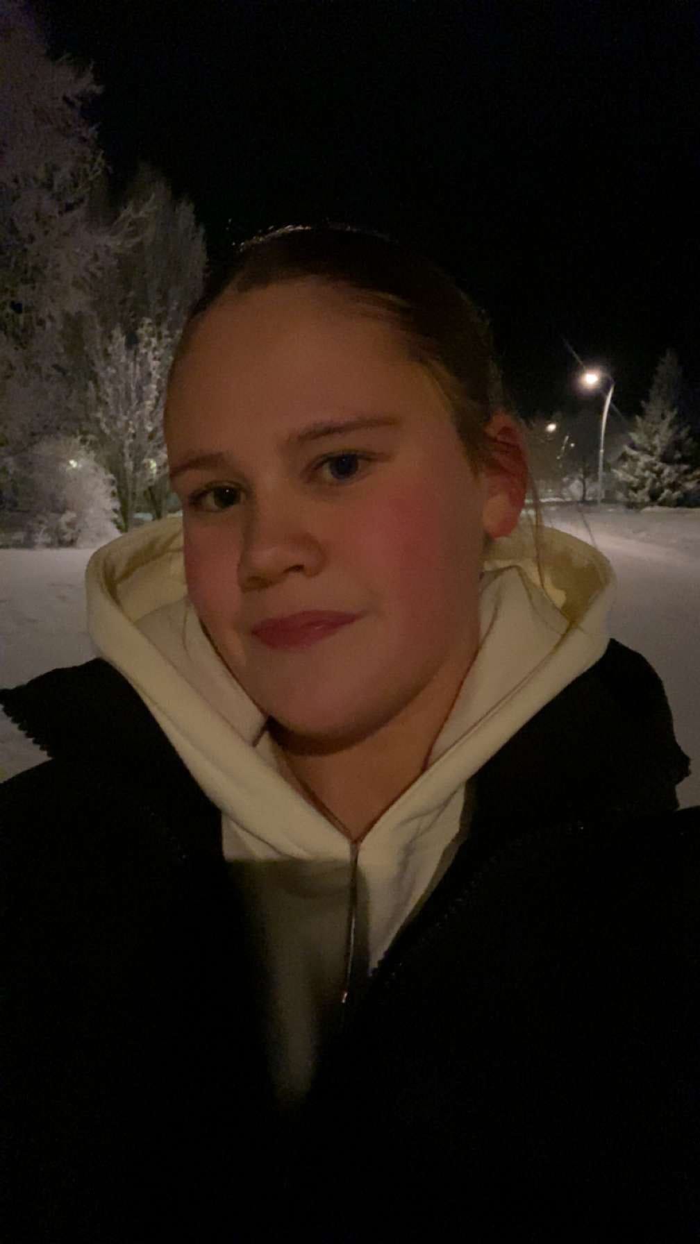 Haen Reisjärven opistoon sosiaali- ja terveyspolulle, koska haluan uusia kavereita ja kokemuksia. Opiston jälkeen haen Oulun diakoniaopistoon opiskelemaan lähihoitajaksi, koska olen kuullut hyviä kokemuksia sieltä, Iida Savela sanoo.