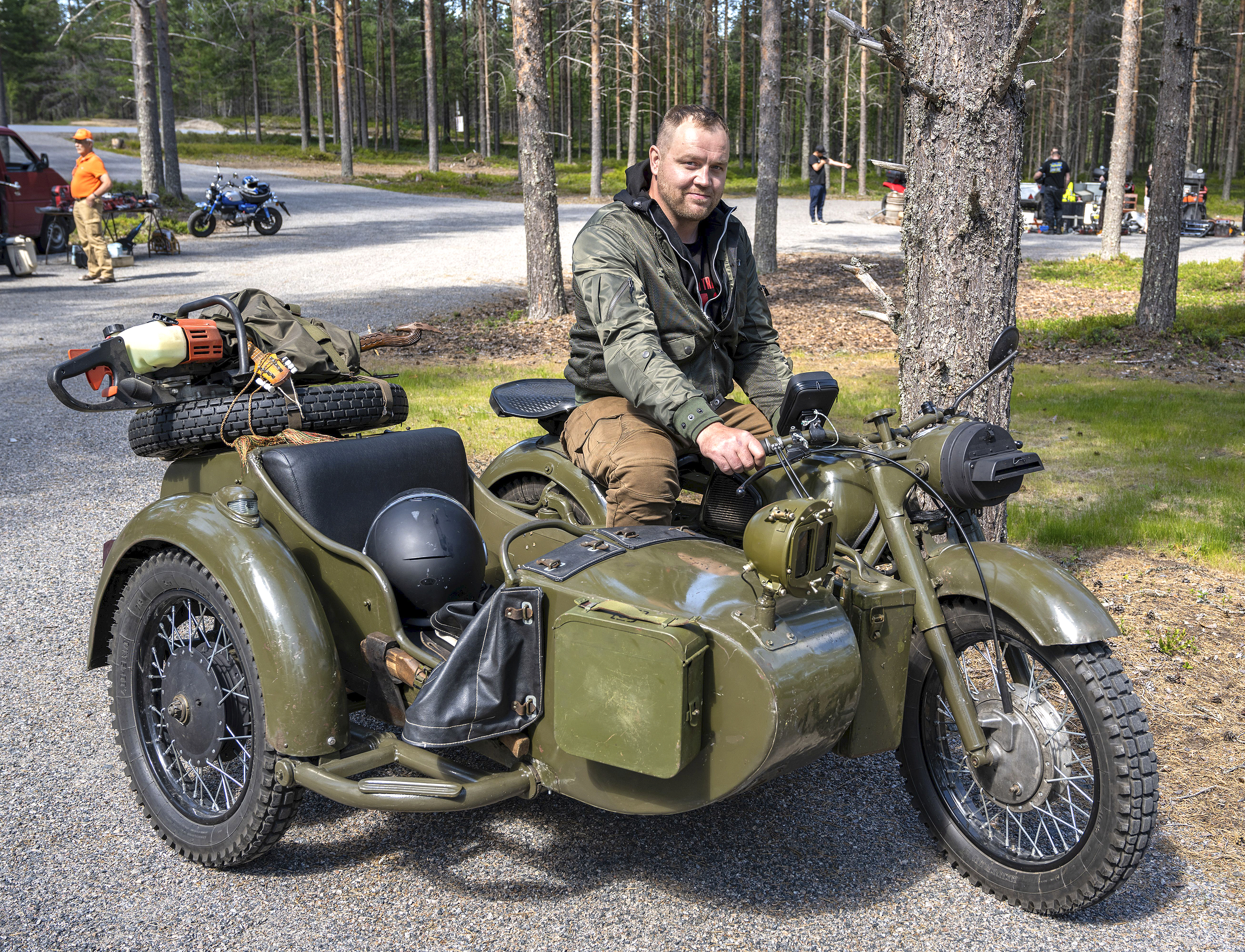 Ränkirallissa sotilaspyörä, jonka sivuvaunuun kuuluisi konekivääri - maailmantilanne heijastuu harrastukseen