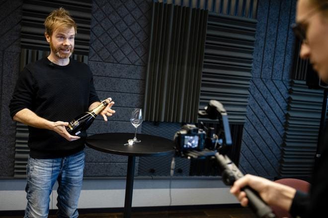 Kun Tuomas Meriluoto aloitti viinialalla yli 20 vuotta sitten, maisteluissa ja messuilla näkyi enemmän puvuntakkeja ja kravatteja. Nyt meno on muuttunut rennommaksi.