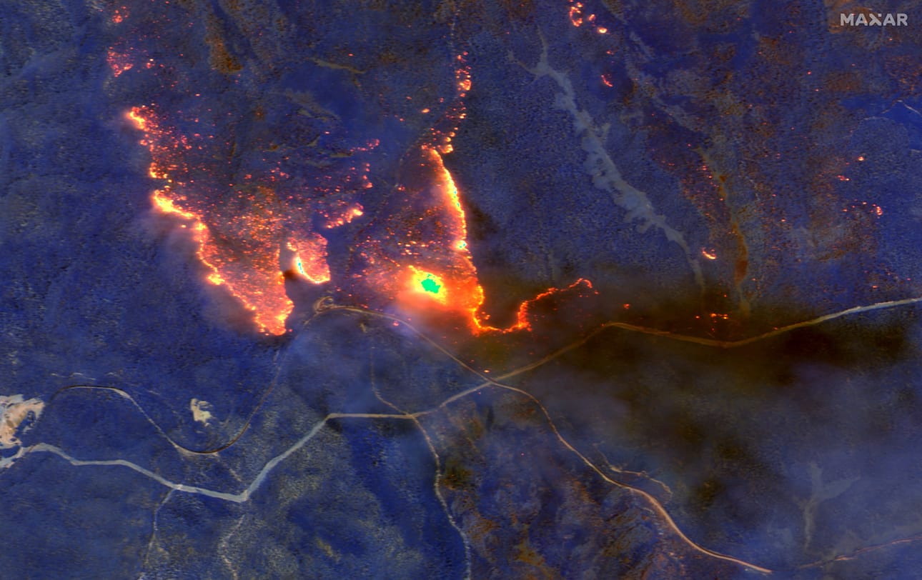 Satelliittikuvissa näkyvät maastopalot turistien suosiman Orbostin rannikkokaupungin itäpuolella Victorian osavaltiossa lauantaina. Ennätykselliset palot ovat pahimmillaan juuri kesälomakauden aikaan.