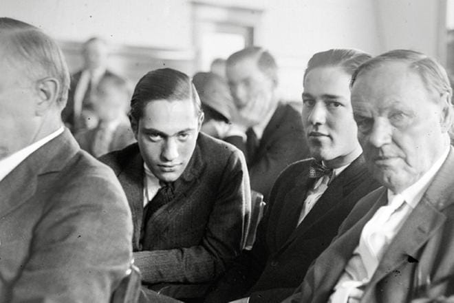Kaksi chicagolaista opiskelijapoikaa murhasi satunnaisesti valitsemansa uhrin todistaakseen, että he pystyivät tekemään täydellisen rikoksen. He olivat Nathan Leopold Jr. (vas.) ja Richard Loeb. Kuvassa oikeudenkäynnistä on myös heidän puolustusasianajajansa Clarence Darrow (oikealla). KUVA: