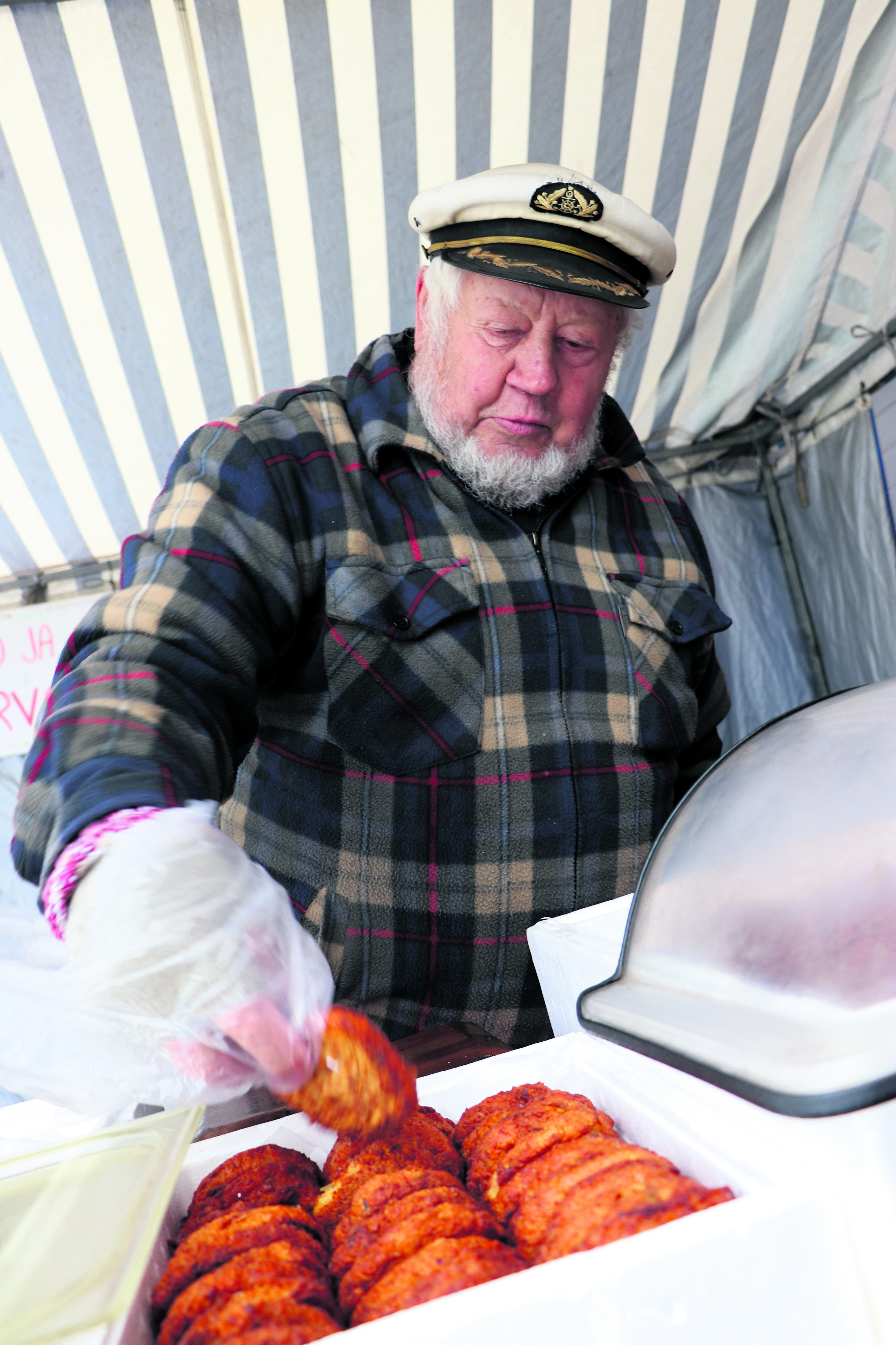 Oulunsalon harventuvaan ammattikalastajakuntaan kuuluvan Timo Hirvosen valikoimaan kuuluu esimerkiksi mätipihvi.