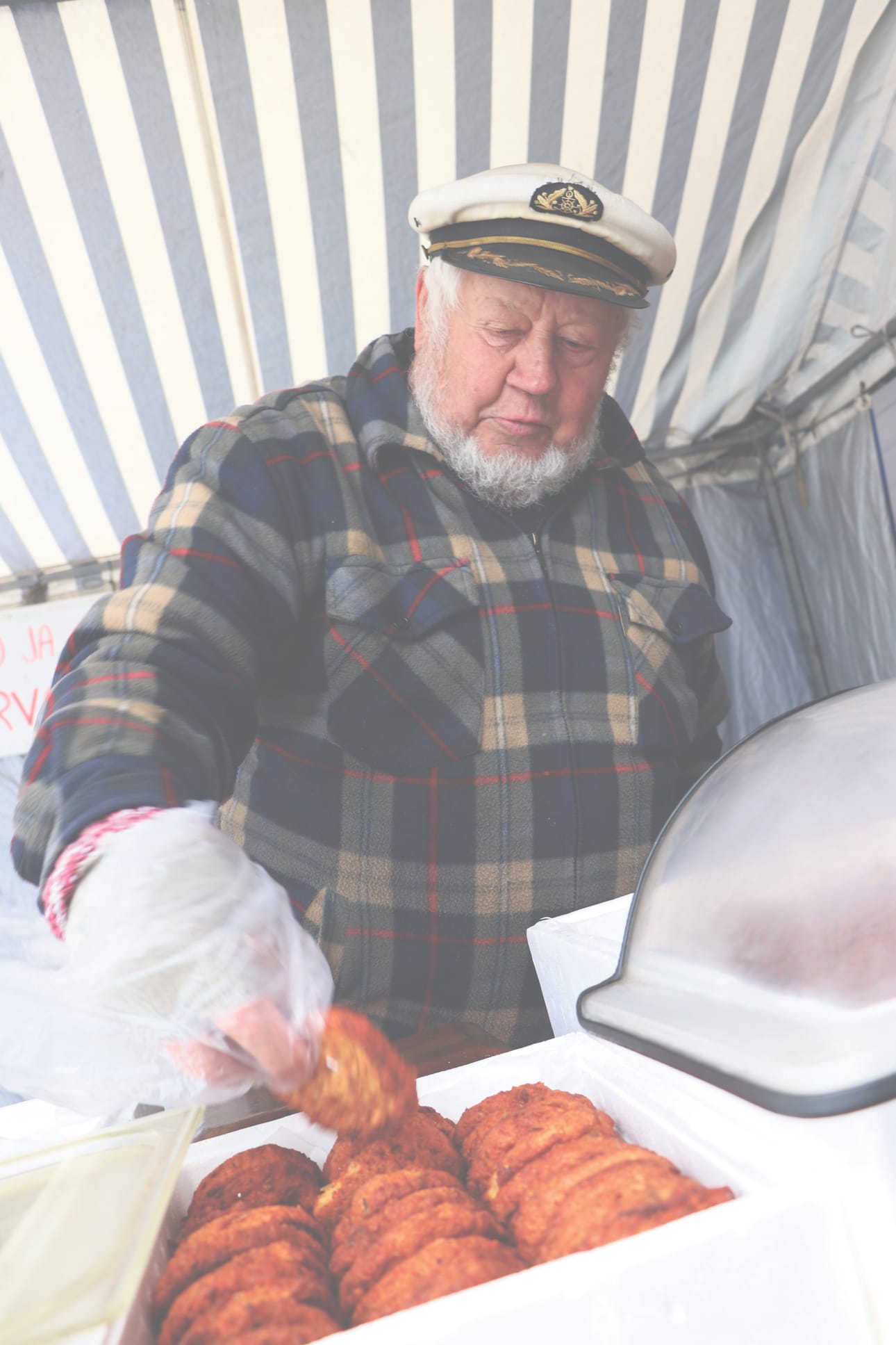 Oulunsalon harventuvaan ammattikalastajakuntaan kuuluvan Timo Hirvosen valikoimaan kuuluu esimerkiksi mätipihvi.