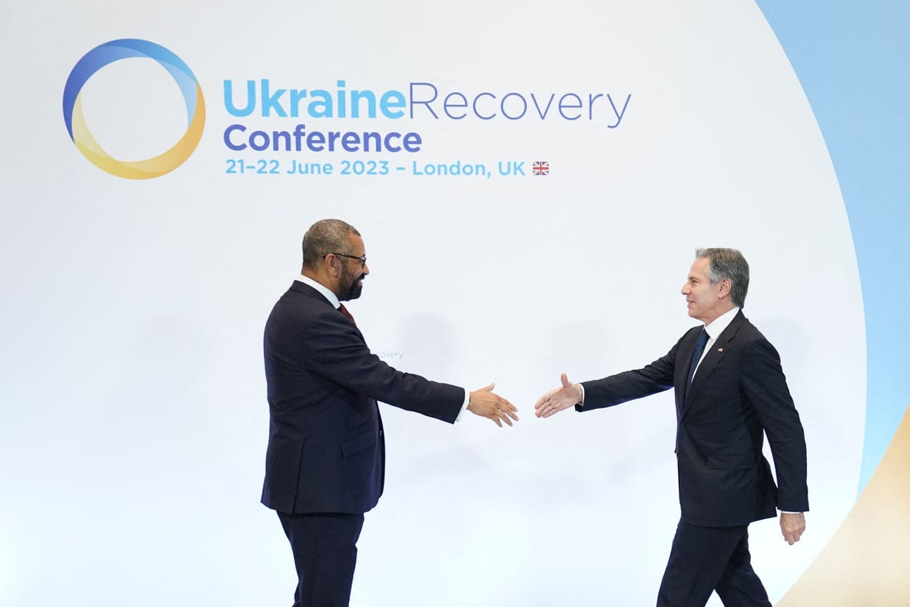Britannian ulkoministeri James Cleverly toivotti Yhdysvaltain ulkoministerin Antony Blinkenin tervetulleeksi Lontoon kokoukseen keskiviikkona. LEHTIKUVA/AFP
