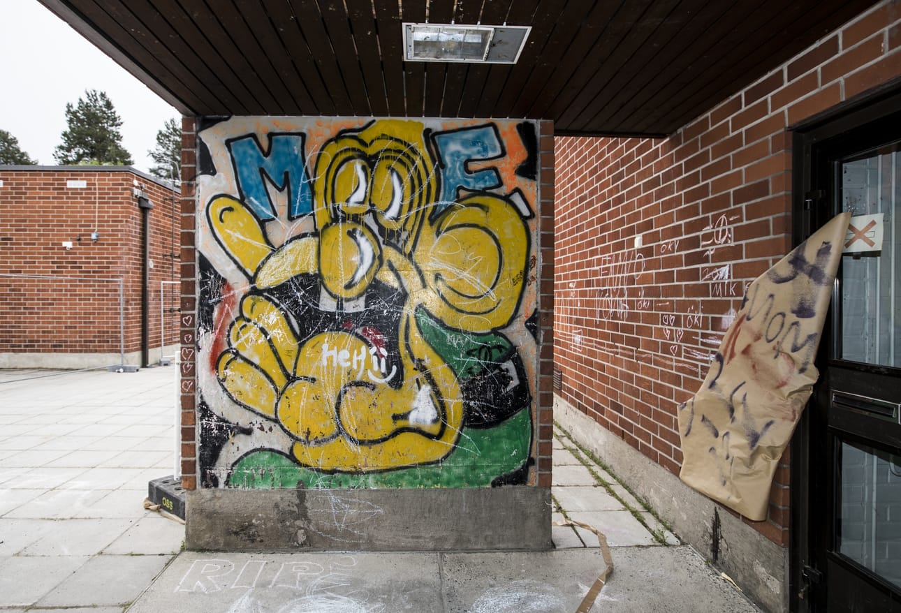 Moni graffiti tuhoutuu viimeistään, kun rakennus puretaan. Isoja seinäpintoja voi olla vaikea pelastaa. Anssi Savolaisen taidonnäyte vuosikymmenten takaa.