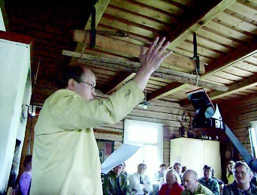 Hauska historia (PÄÄTALO1, kuvassa naurava nainen edessä) . Anna Pulkkista (edessä) ja Leena Viitasta naurattaa, kun professori Jouko Vahtola kertoo sahanhoitajan häistä Päätaloviikon avanneessa symposiumissa.