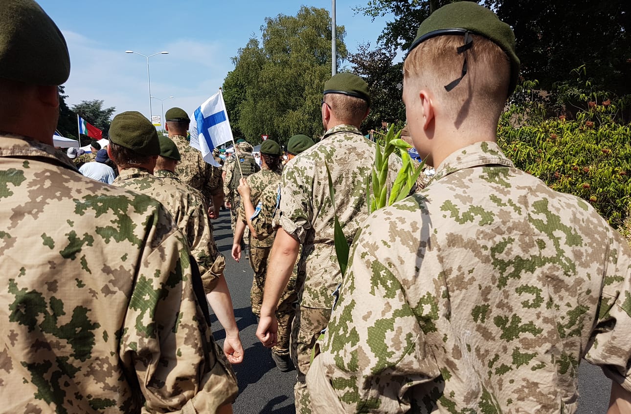 Toukokuussa reserviläiset marssivat maanpuolustuskurssin muodossa kolmen päivän ajan Vaalasta Ouluun. Tervamarssin pituus oli 116 kilometriä. Tämä kuva on Hollannin marssilta.