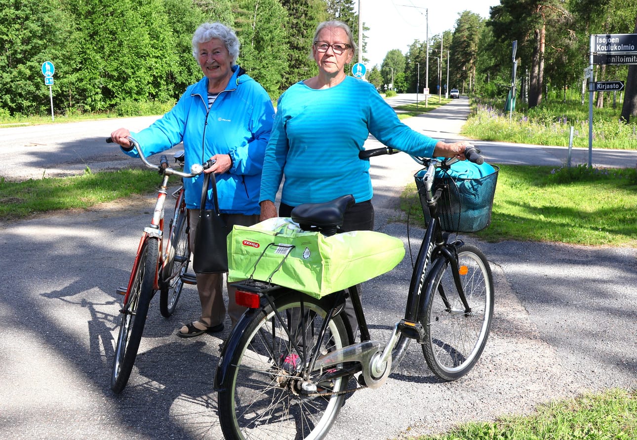 Salme Ylikoski ja Anu Kuoppala vaihtoivat Kirkonkylän raitilla kesäkuulumisia odotellessaan seurakunnan naisten kerhon alkamista syksyllä. Kerho on yleensä heidän säännöllinen tapaamispaikkansa.
