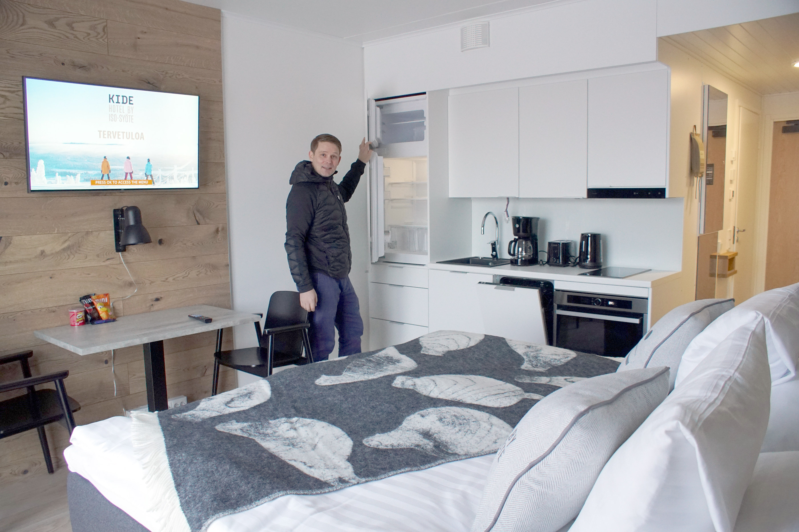 <p>Kide-hotellin huoneissa on mahdollisuus myös omatoimiseen ruanlaittoon, hotellinjohtaja esittelee.</p>