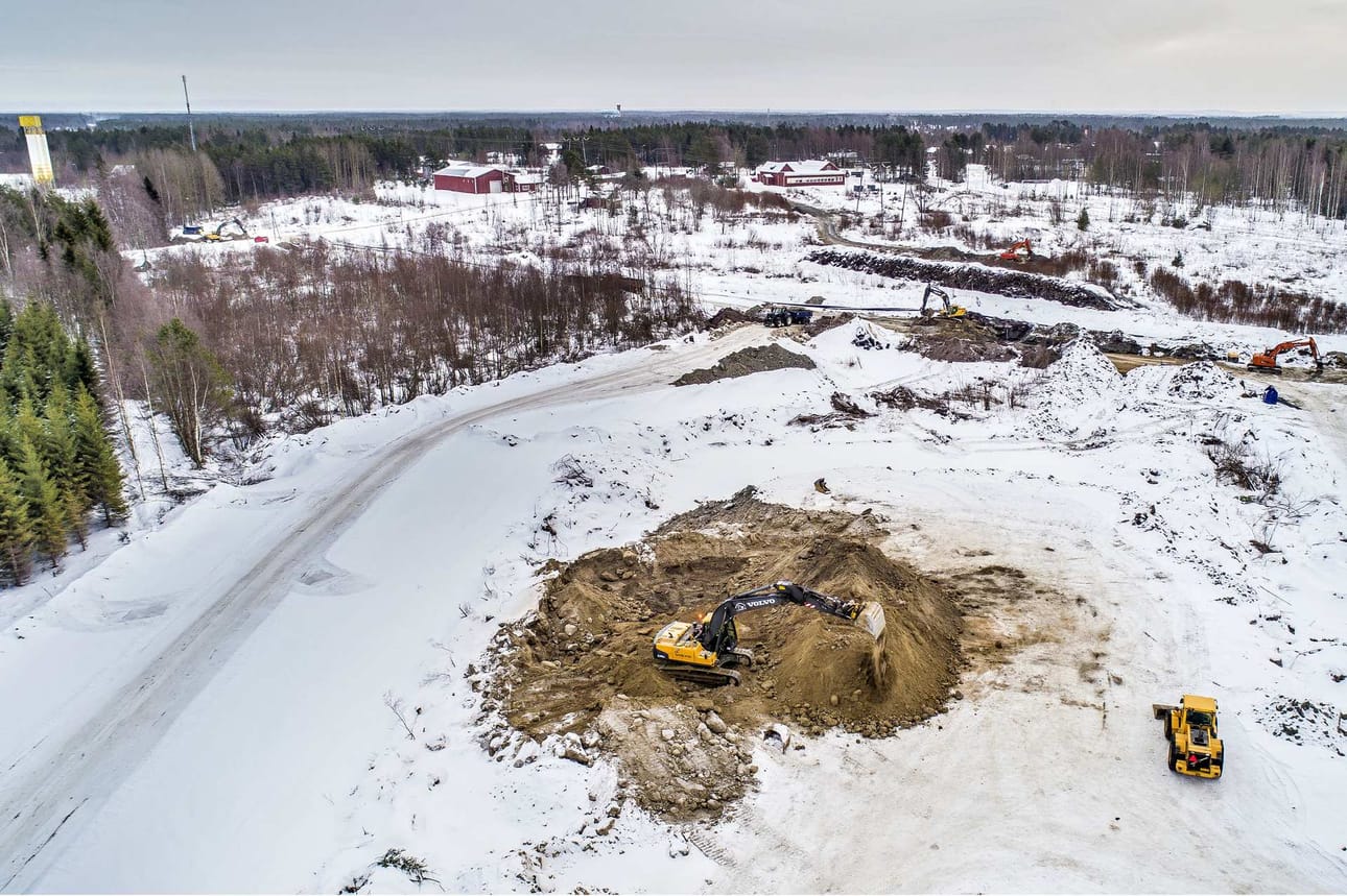 Uusi teollisuusalue terästehtaan suunnalta katsottuna. Taustalla erottuu Saloisten seurantalo.