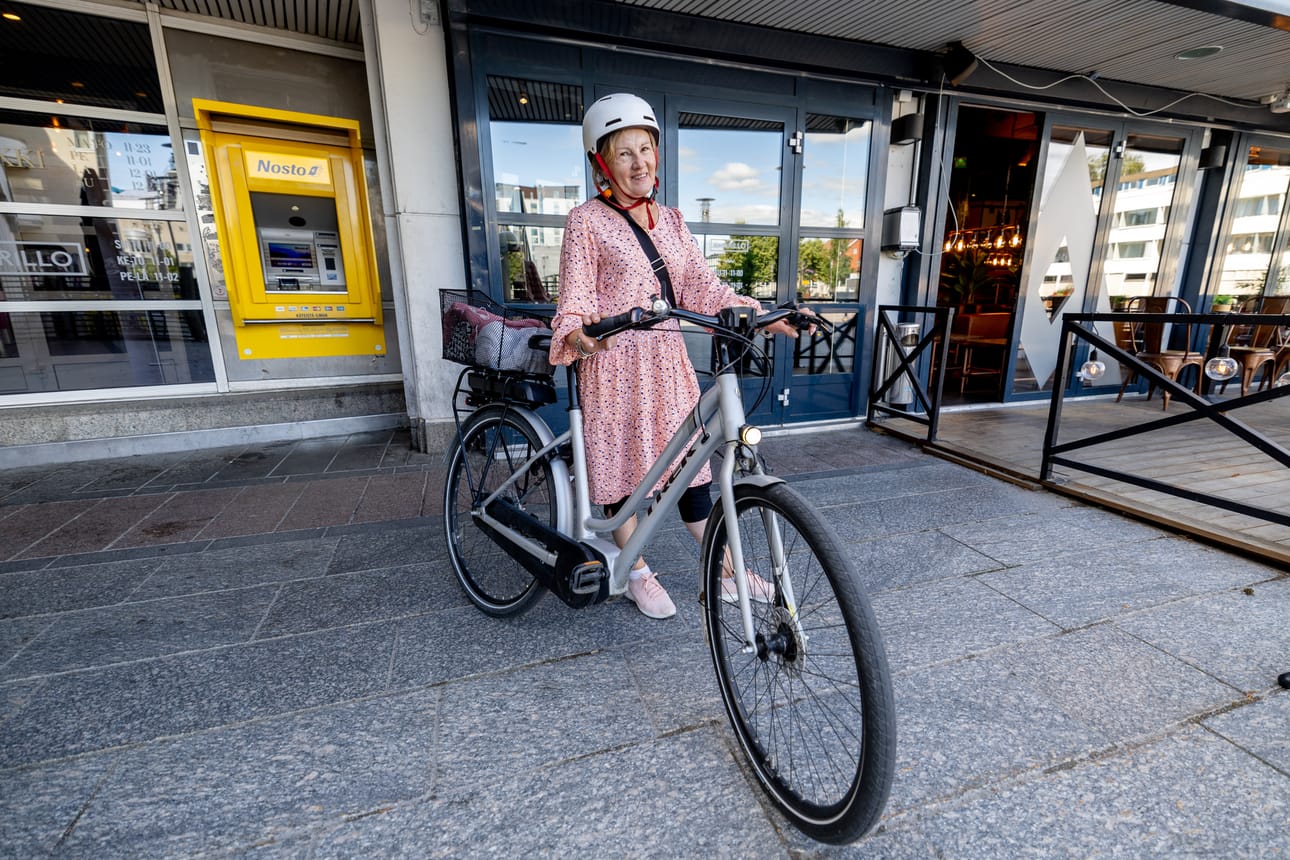 Kolme vuotta sitten seinäjokelainen Riitta Hetemäki myi autonsa ja osti tilalle sähköpyörän. Silloin hän ei arvannut, miten polttoaineen kustannukset pompsahtaisivat. Talvella pyörään on talvirenkaat.