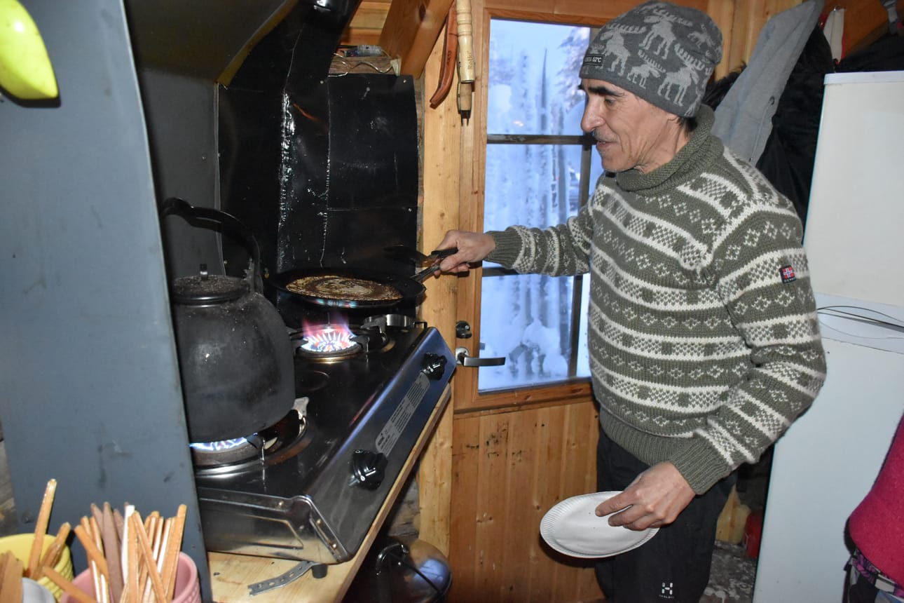 Kotakahvilassa on tarjolla keittolounaan lisäksi muun muassa leivonnaisia, kahvia ja kaakaota. – Kaikkein eniten kysyntää on lätyille, Ricardo Oliva kertoo.