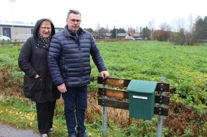 Lea ja Hannu Mäellä on jo uusi postilaatikko käytössä viikonloppuna hävinneen tilalla. KUVA: MIA KÄRKKÄINEN