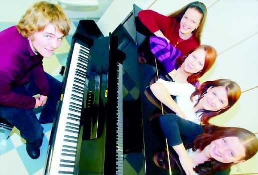 Samalla aaltopituudella . Madetojan musiikkilukiolaiset Teemu Roivainen (vas.), Jenni Määttä, Riikka Tajakka, Saara Aalto ja Tanja Torvikoski ovat tutustuneet toisiinsa vasta puoli vuotta sitten, mutta tulevat toimeen erinomaisesti keskenään.
