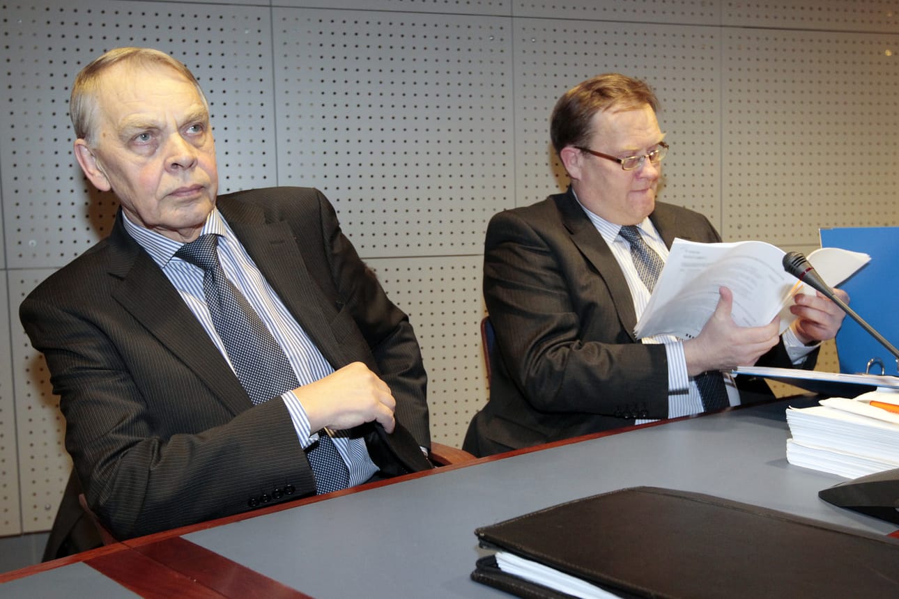 Pohjois-Pohjanmaan sairaanhoitopiirin entinen johtaja Pentti Silvola (vas.) istui oikeudessa apunaan asianajaja Olli Siponen.
