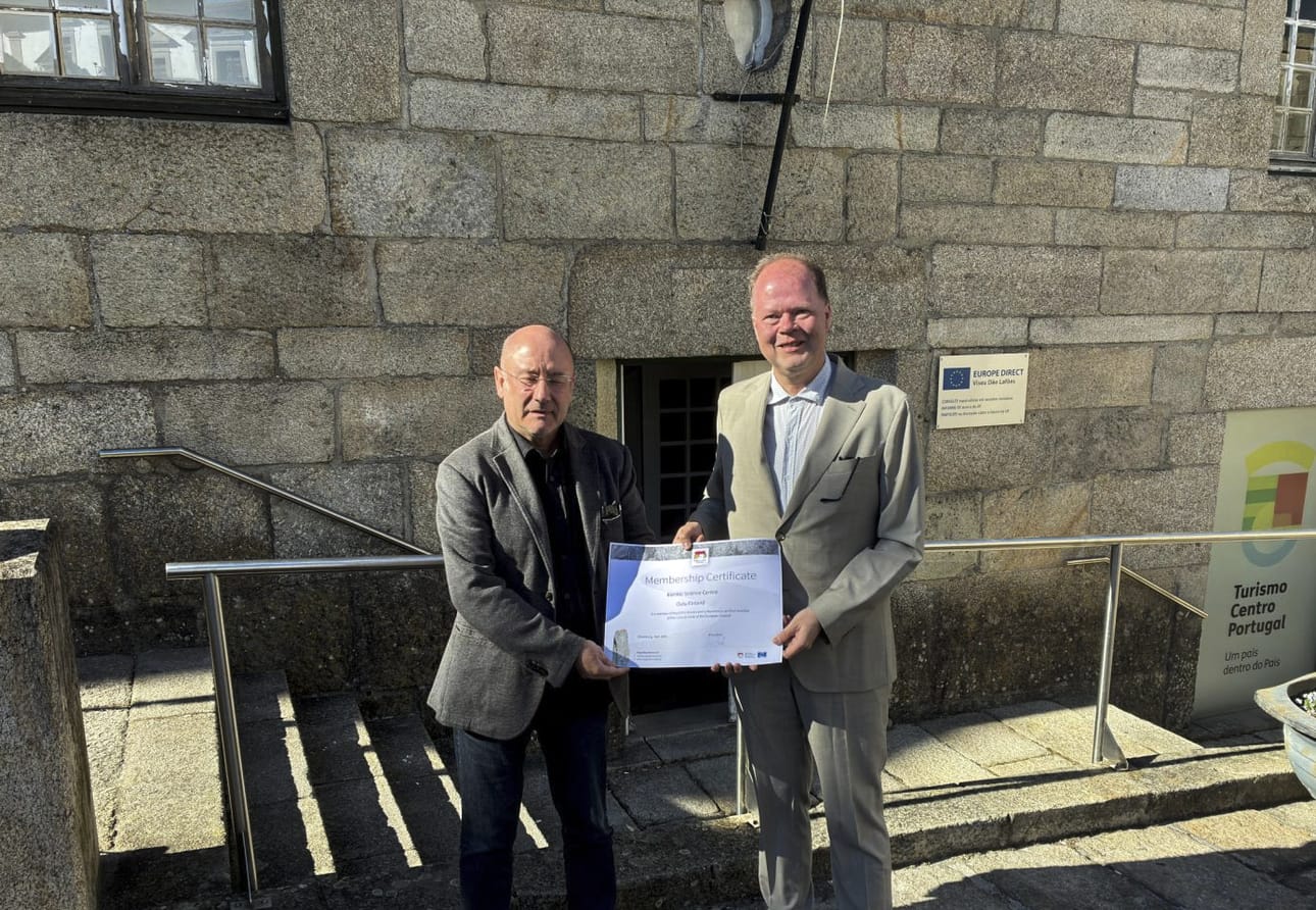 Kierikki hyväksyttiin osaksi Megalithic Routes -verkostoa Portugalin Viseussa 31.3.2026. Verkoston johtaja António Faustino Carvaloho (vas.) luovutti tunnustuksen Kierikin kuraattori ja projektipäällikkö Patrik Franzénille.
