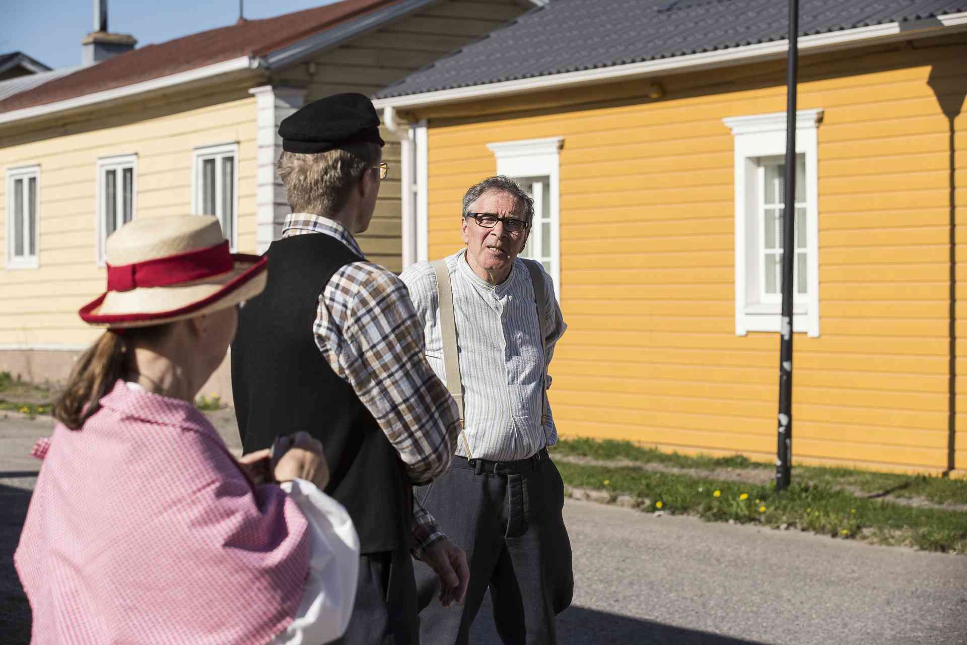 Kävelykierrokseen luodaan historian tuntua niin puvuilla kuin puhetyylilläkin.