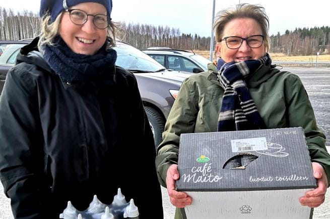Diakonissa Malla Kosolan ja lastenohjaaja Sinikka Huhdankosken hymyt olivat herkässä, kun he saivat sylinsä täyteen lahjoituselintarvikkeita ABC-Kauhavan henkilökunnalta. KUVA: TEIJA VALTEE