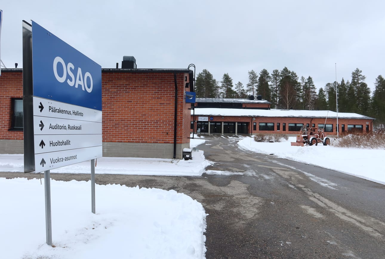 Taivalkosken kunnan hallinnolla on nyt väistötiloja OSAO:n rakennuksessa. Kuva on toukokuulta 2025.