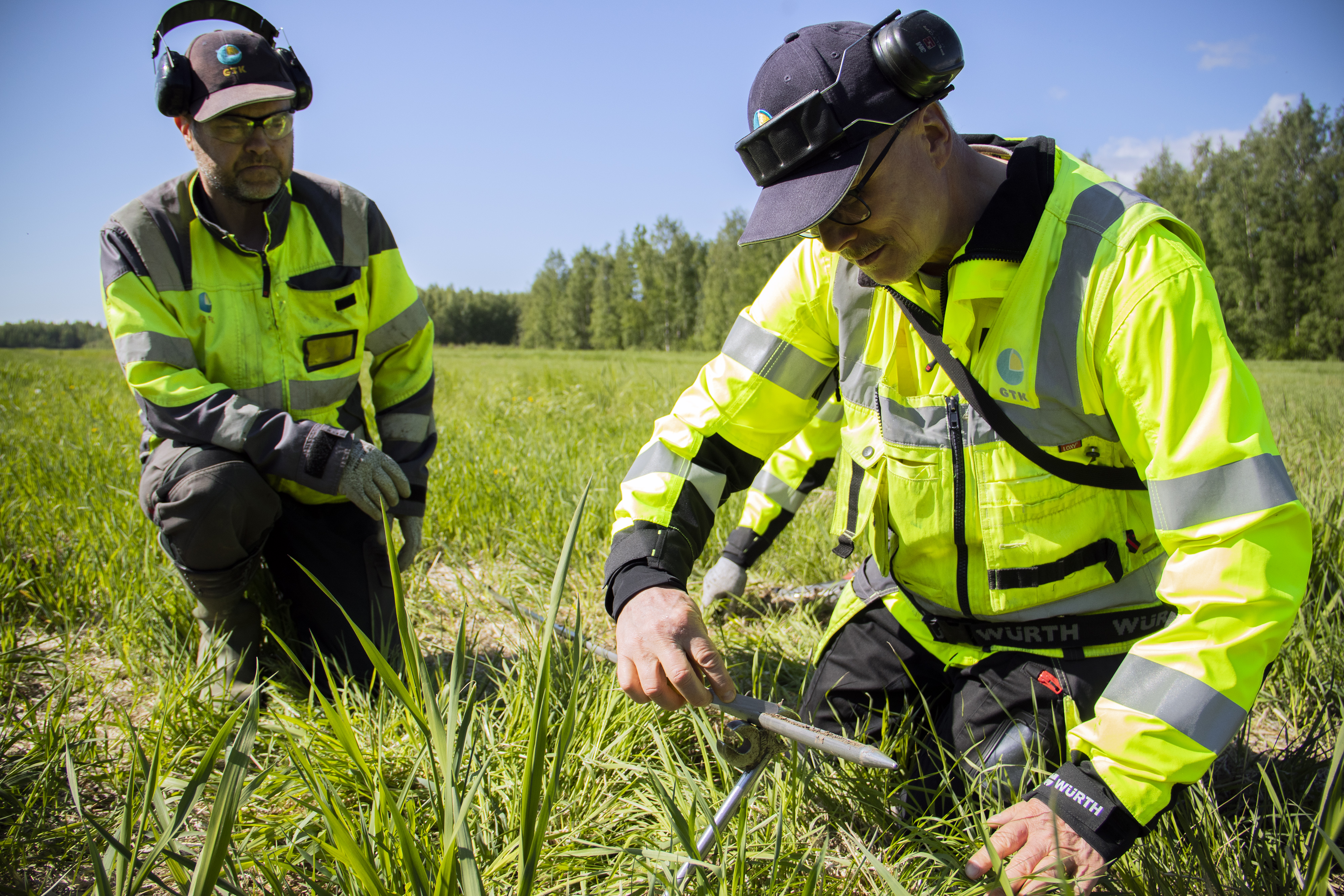 Kentällä tehdään astinvaraiset havainnot ja otetaan sedimenttikerroksista kuva, ennen kuin näytteitä aletaan ottaa talteen. Jukka Räisänen (vasemmalla) ja Hannu Hirvasniemi tutkivat vastanostettua näytettä.