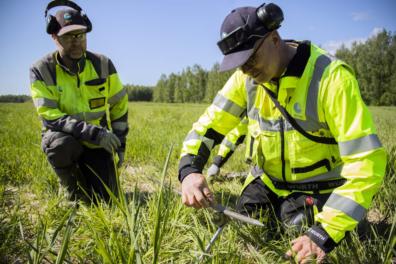 Kentällä tehdään astinvaraiset havainnot ja otetaan sedimenttikerroksista kuva, ennen kuin näytteitä aletaan ottaa talteen. Jukka Räisänen (vasemmalla) ja Hannu Hirvasniemi tutkivat vastanostettua näytettä.