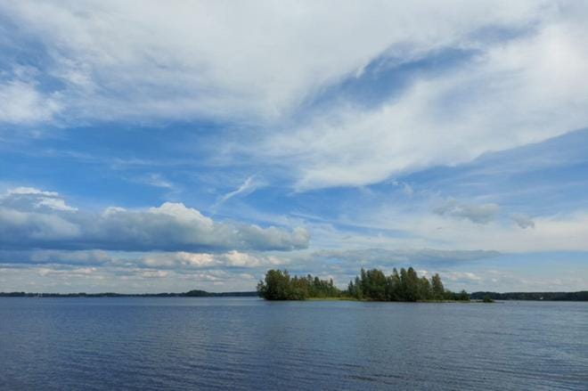 Alajärven vesi on pysynyt hyväkuntoisena erityisen lämpimästä kesäkuun säästä huolimatta. Kuva Alajärven laineilta 7. heinäkuuta, jolloin vesi oli normaalin kirkasta, eikä levää ollut havaittavissa. KUVA: SARI HEINILÄ