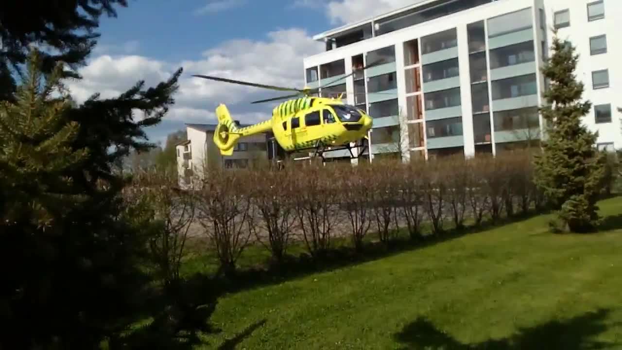 Lääkärihelikopteri hälytystehtävässä Heinäpäässä