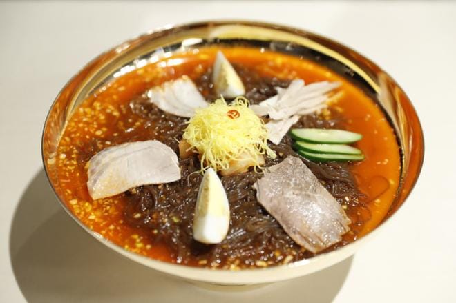 Naengmyeon-keitto on Etelä-Korean suosituin ruokalaji juuri nyt. KUVA: KOREA SUMMIT PRESS/EPA