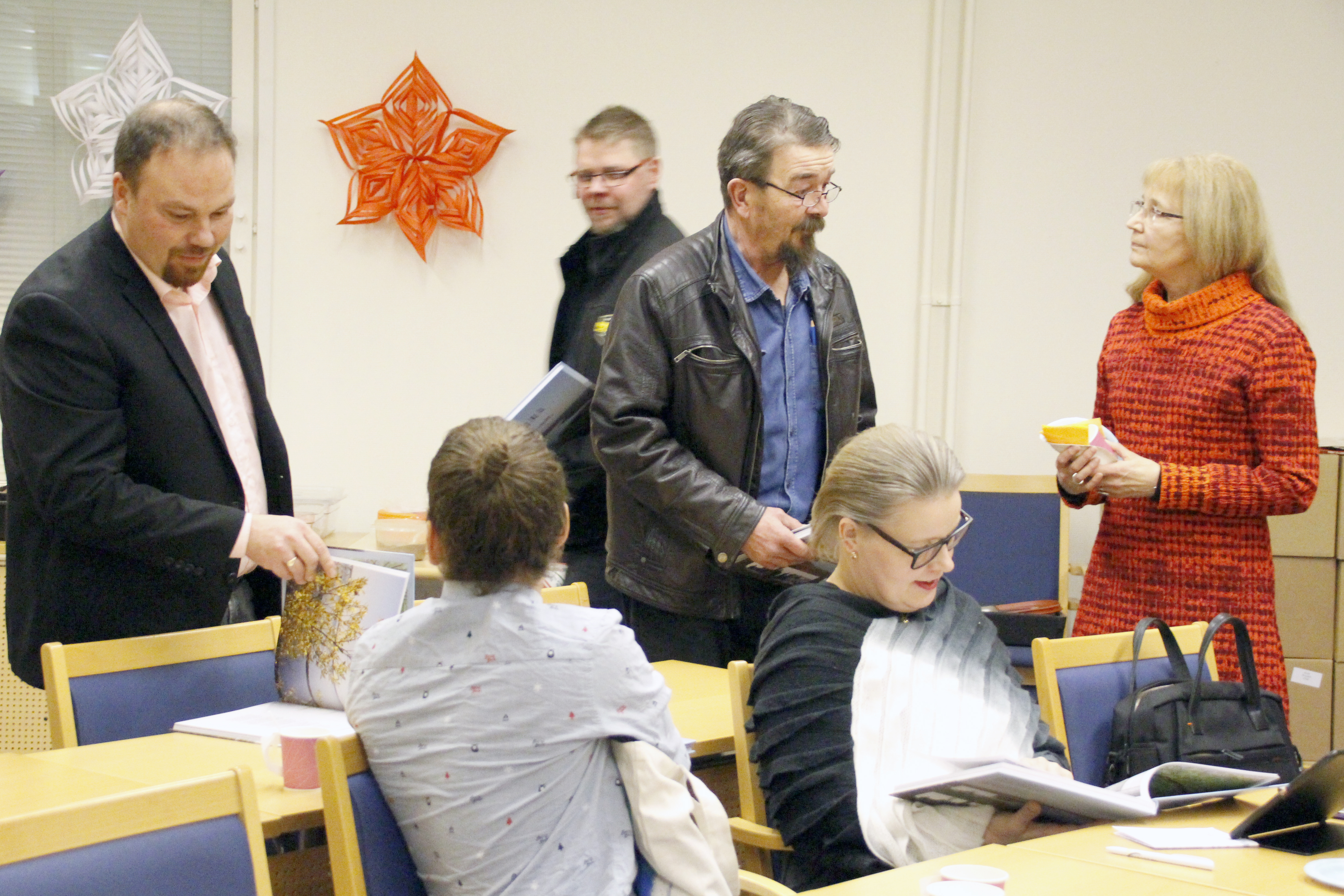 Siikalatvan kunnanvaltuutetut saivat budjettikokouksen päätteeksi joulumuistamisena Uljua 50 vuotta -kirjat. 