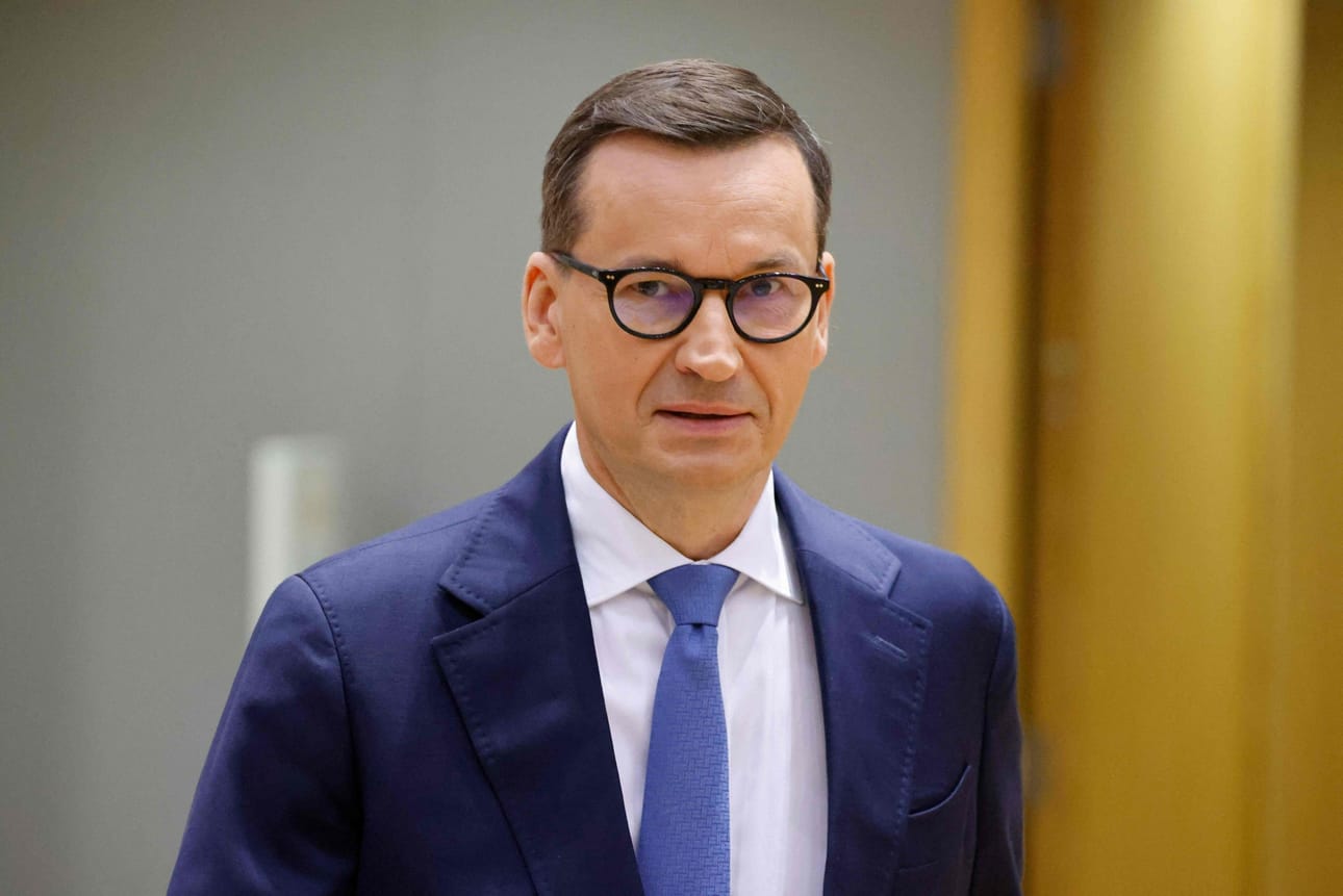 Puolan pääministeri Mateusz Morawiecki sanoi maan aseistavan nyt itseään uudemmilla aseilla sen sijaan, että lähettäisi aseita Ukrainaan. LEHTIKUVA/AFP