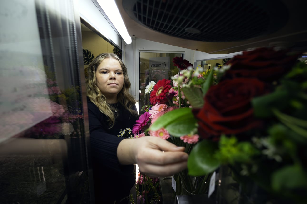 Perheenäiti Linda Bergendahl, 33, pyörittää Vähänkyrön ainoaa kukkakauppaa.