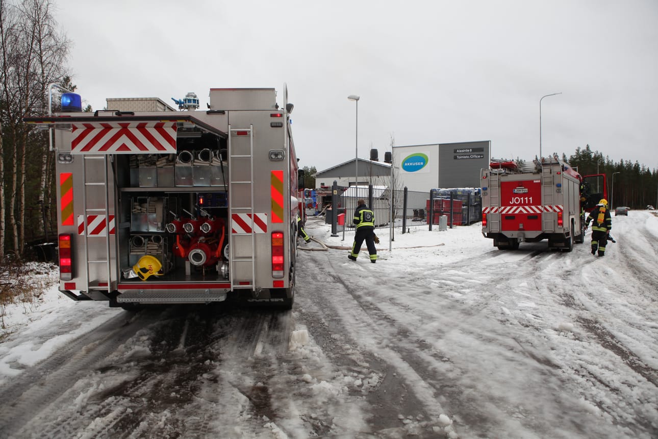 Palamaan syttyneet akut aiheuttivat hälytyksen Akkuserin tiloissa Nivalassa tiistaina.
