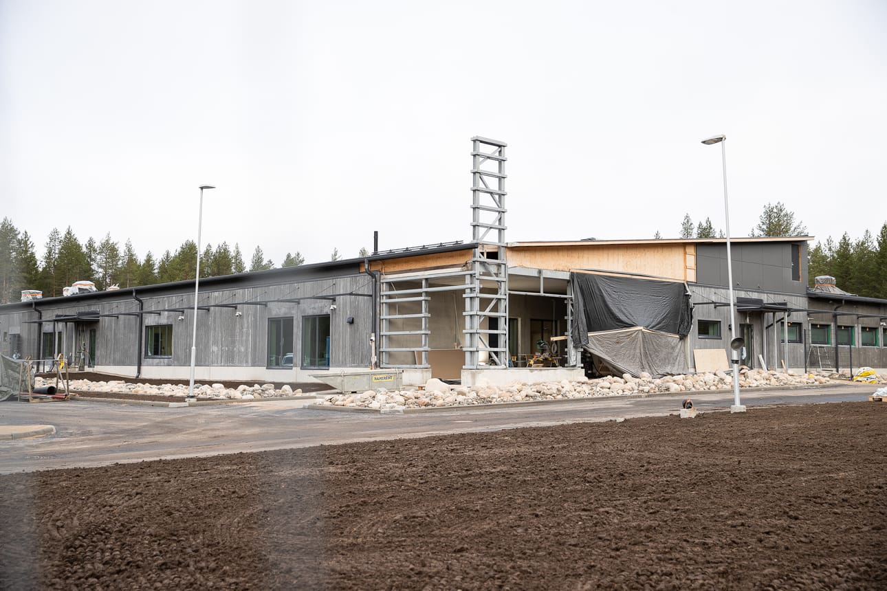 Kuusamon uusi poliisiasema harjakaispäivänä. Asemalla on luvassa vielä sisätilojen viimeistelyä ennen alkuvuoden muuttoa. Ovet on tarkoitus avata helmikuussa 2023.