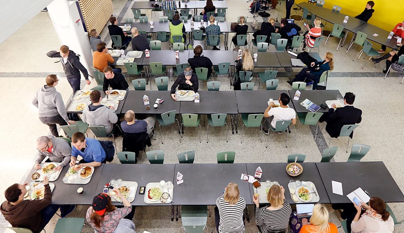 Korkeakouluopiskelijoiden opintoraha putoaisi ehdotuksen mukaan 250 euroon kuukaudessa.