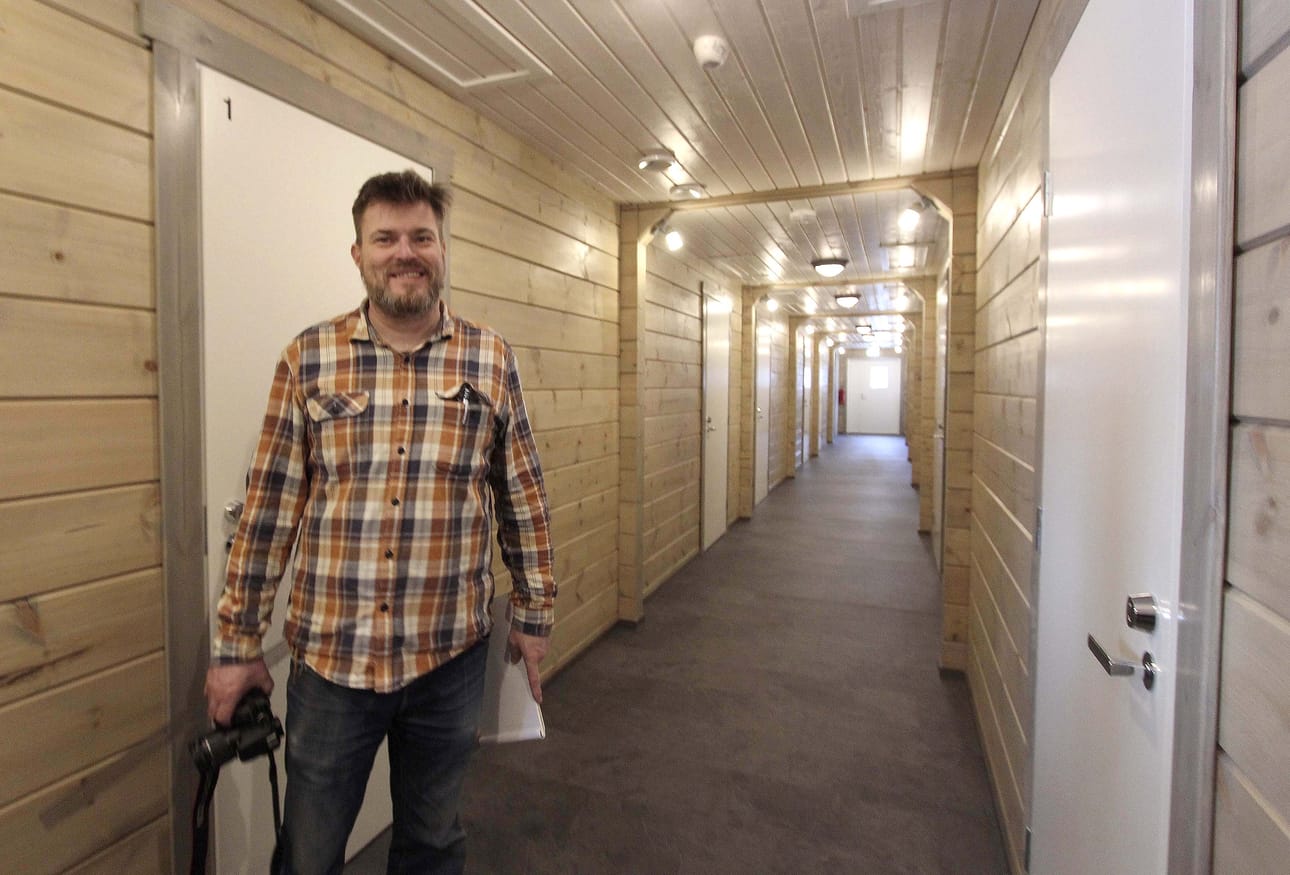 Marko Tourun mukaan uuteen majoitustaloon haluttiin kaivostunnelmaa. Käytävä näyttääkin hirsillä tuetulta kaivoskäytävältä.