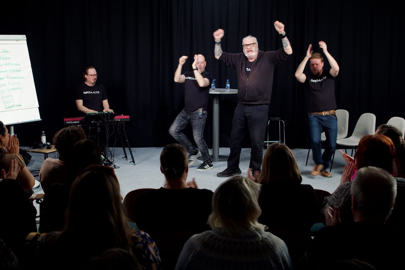 Improaalto tekaisee sketsejä yleisön innoituksesta.