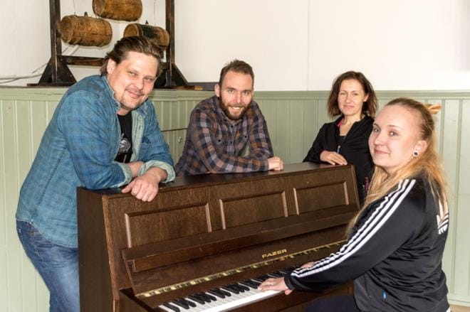 Soinin musiikinharrastajien puh.joht. Jarkko Järvenpää (vas.), varapj. Ossi Mäki-Reini, jäsen Irma Nukarinen ja siht. Jenni Leppänen toivottavat kaikki tervetulleiksi äitienpäiväkonserttiin yhteistalolle. KUVA: AARRE LÖYTÖMÄKI