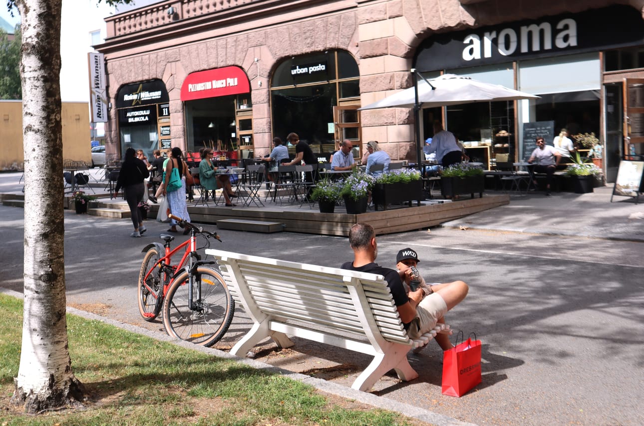 Leipomo-kahvila Aroman ja ravintola Urban Pastan terassit ovat aivan kiinni toisissaan.