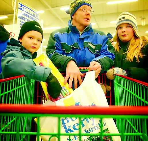 Laskettelulasit silmille. Hannu Timonen-Nissi sekä Pekka ja Tiitu sijoittivat ilotulitteisiinsa tänä vuonna 23 euroa.