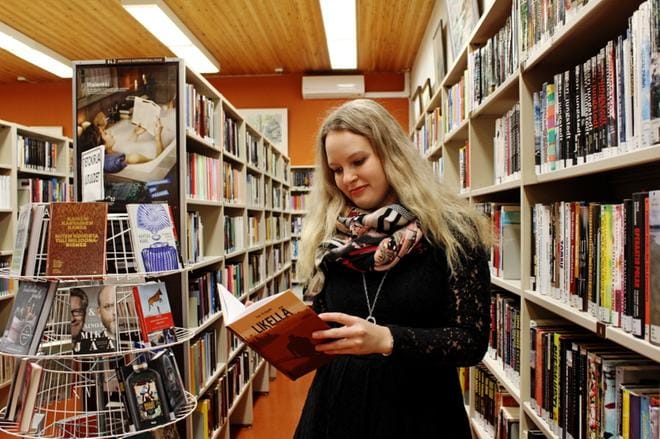 Enni Yli-Hynnilältä ilmestyi juuri Likellä-runokirja. Haaveena on joskus kirjoittaa romaani. KUVA: TARJA RIIHIMÄKI