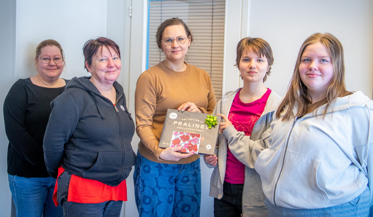 Tyrnävän 4H:n harjoittelija Tiina Evilä ja toiminnanjohtaja Päivi Suvanne sekä aktiiviset 4H-nuoret Alva Kolehmainen ja Tuuli Kamula iloitsivat Rantalakeuden lahjoituksesta. Sen lahjoitti yhdistykselle päätoimittaja Henna Lammi (keskellä).
