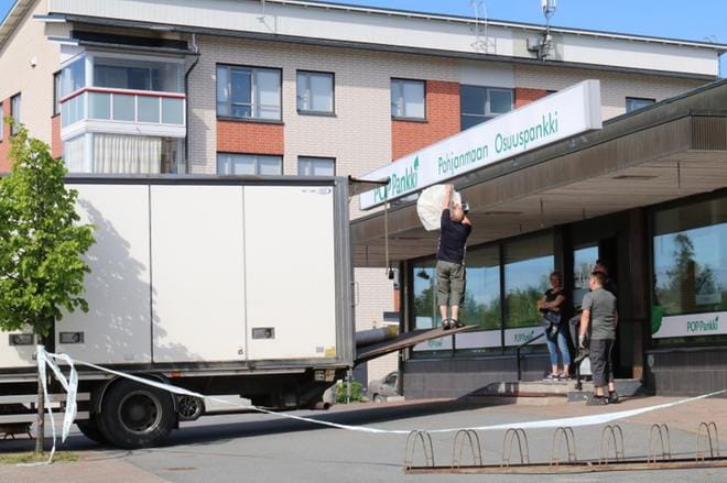 Sisäilmaongelmat pakottivat Pohjanmaan Osuuspankin pääkonttorin jättämään toimitalonsa Kauhavan keskustassa. KUVA: ANU NAHKALA