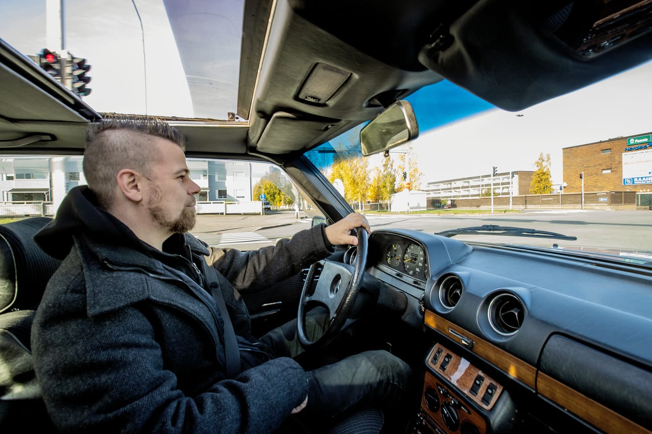 Jussi Isokosken mielestä 35 vuotta vanha Mercedes-Benz 123 on edelleen todella hyvä ajettava. – Tässä on kuitenkin harrasteauton tuntua, hän sanoo.