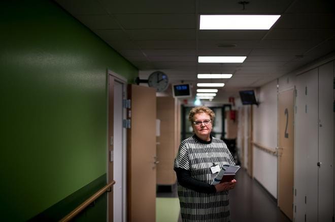 Vt. johtajaylihoitaja Arja Tuomaala sanoo, että Vaasan keskussairaalassa kaikki osastot pyörivät normaalisti. Hoitajien sairaustapauksessa sijaiseksi kysyttiin eläkeläisiä, opiskelijoita, osa-aikaisia, virkavapaalla olevia ja keikkatyötä tekeviä. KUVA: JAAKKO ELENIUS